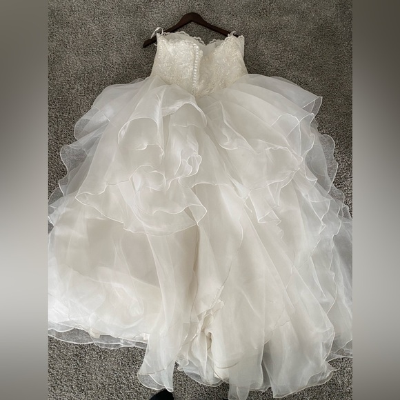 Wedding Dress with veil - Picture 2 of 5